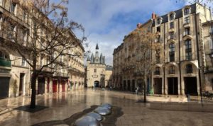 bordeaux sightseeing tour place du palais porte cailhau unesco